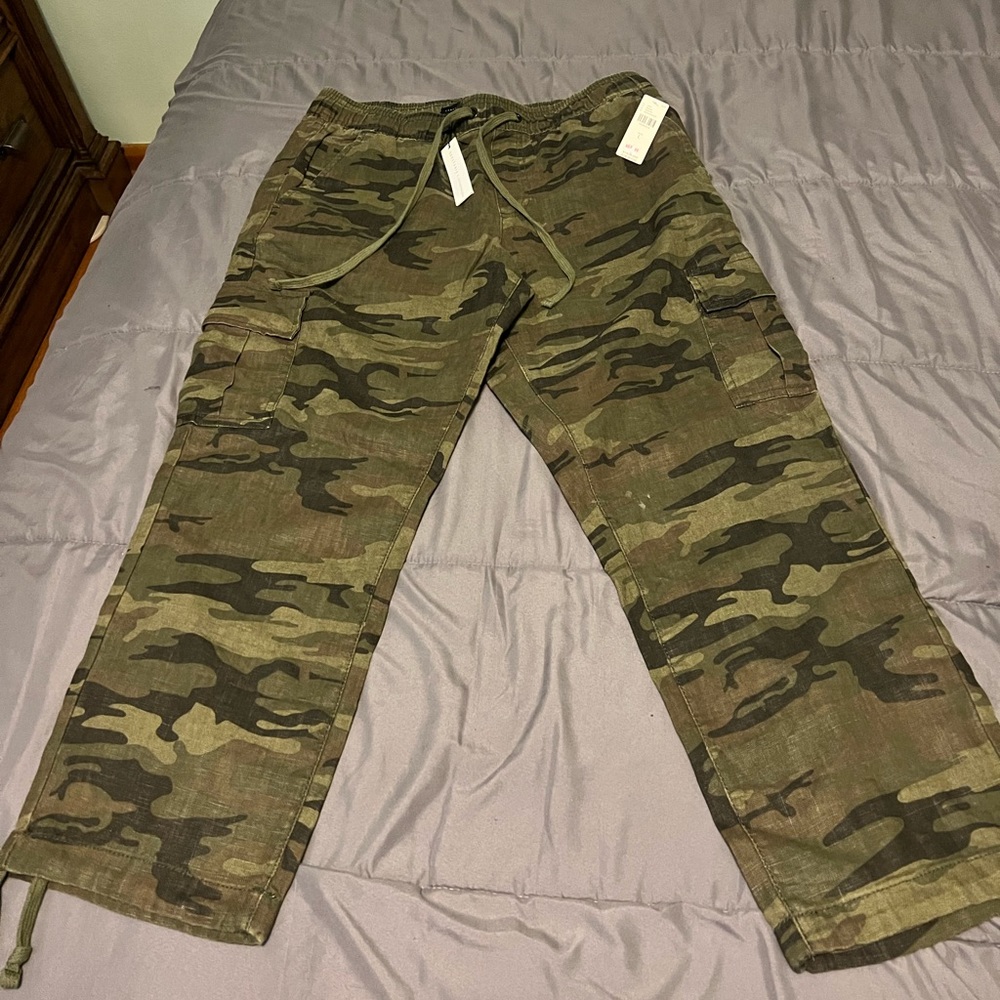 Anthropologie camouflage capris size large
